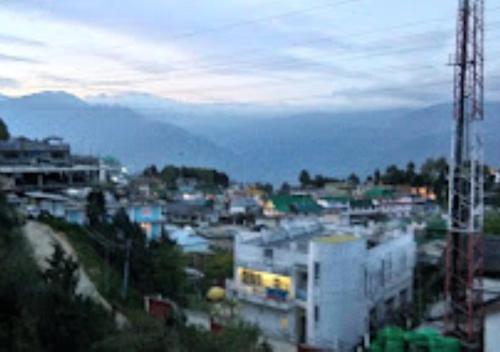 vista su una città con edifici e una montagna di Hotel North Hill Arunachal Pradesh a Tawang