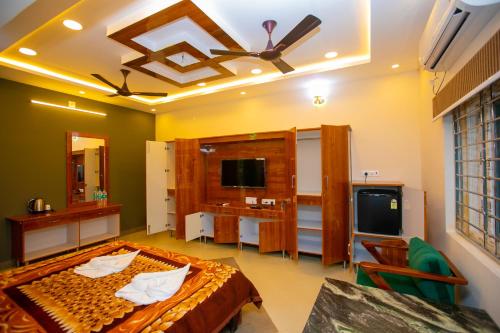 1 dormitorio con 1 cama y TV y 1 habitación en Queens Paradise Estate Resort, en Pondicherry