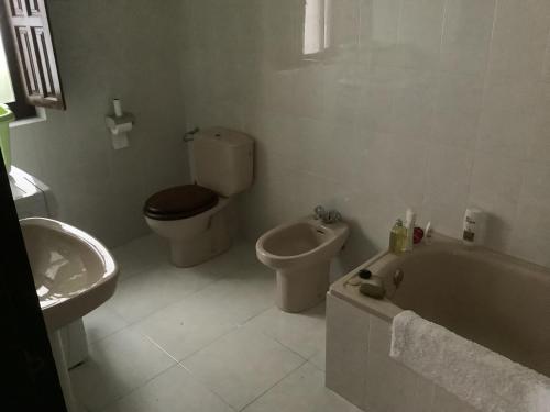 La salle de bains est pourvue de toilettes, d'une baignoire et d'un lavabo. dans l'établissement Saja. The living mountain, 