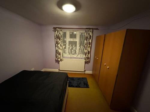 Schlafzimmer mit einem Bett und einem Fenster in der Unterkunft Sweet dream 5 in London