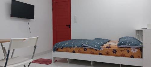 Postel nebo postele na pokoji v ubytování room facing street.