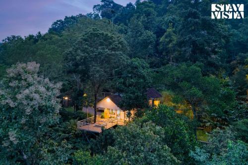 una vista aérea de una casa en medio de un bosque en StayVista at Cave Song with Bonfire & Free Breakfast, en Idukki