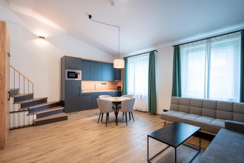 ein Wohnzimmer mit einem Sofa und einem Tisch in der Unterkunft Resort Aurum Residence A in Černý Důl