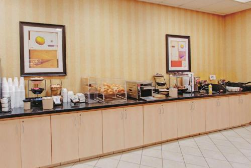 フェアフィールドにあるRamada Inn by Wyndham Fairfield NJのホテルの部屋のビュッフェ