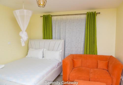 een slaapkamer met een oranje stoel en een bed bij Serenity Getaway STUDIO apartment near JKIA & SGR with KING BED, WIFI, NETFLIX and SECURE PARKING in Syokimau