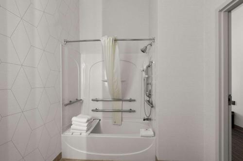 baño blanco con ducha y lavamanos en Comfort Inn Powell - Knoxville North, en Knoxville