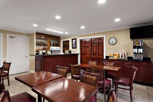 Kuchyň nebo kuchyňský kout v ubytování Econo Lodge Princess Anne