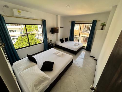 Habitación con 1 cama, 1 sofá y 2 ventanas en Hotel SG, en Doradal