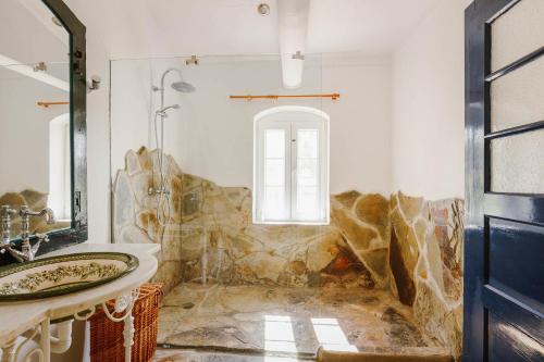 un bagno con due lavandini e una doccia in vetro di Monte do Ramalho a Avis
