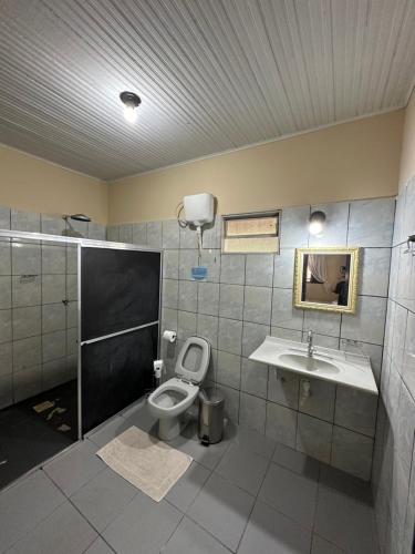 科倫巴的住宿－PANTANAL SANTA CLARA，一间带卫生间和水槽的浴室
