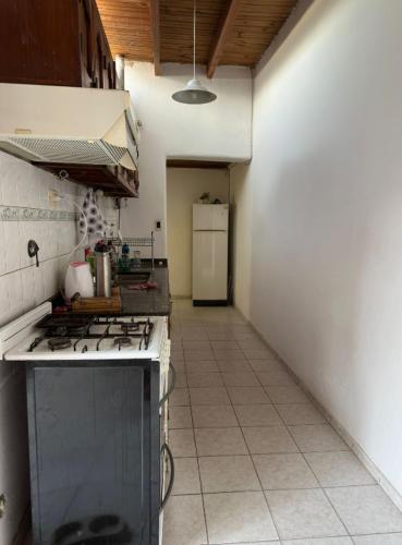 戈多伊克魯斯的住宿－Habitacion DOBLE en casa compartida，空厨房配有炉灶和冰箱