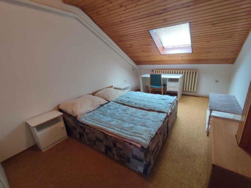 バラトンフレドにあるHoliday home Balatonfüred/Balaton 18764の木製の天井が特徴のベッドルーム1室(ベッド1台付)