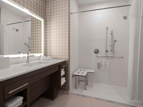 y baño con lavabo y ducha. en Home2 Suites by Hilton Orlando South Davenport en Davenport