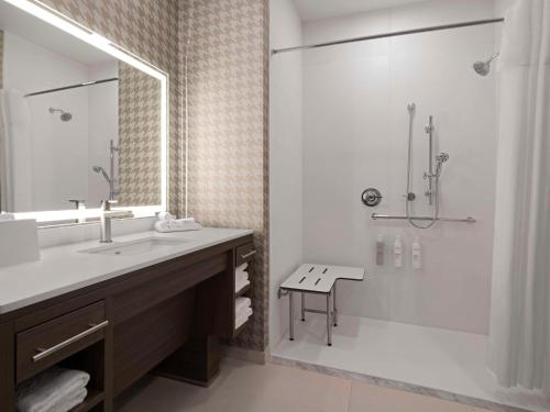 y baño con lavabo y ducha. en Home2 Suites by Hilton Orlando South Davenport, en Davenport