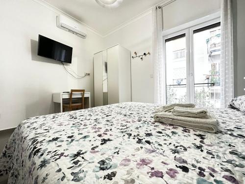 ein weißes Schlafzimmer mit einem großen Bett mit Blumen darauf in der Unterkunft Martini 66 in Neapel