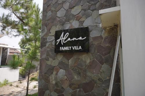 ein Schild für eine Familienvilla an der Seite eines Gebäudes in der Unterkunft Alana Family Vila in Garut