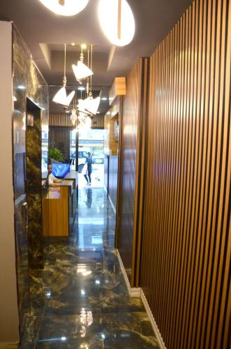 アヴシラーにあるWaves hotelの大理石フロアの廊下
