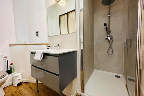 une salle de bain avec douche et lavabo dans l'établissement Standing Apartment T2 near the train station and, à Tours