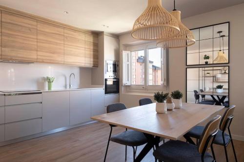 uma cozinha e sala de jantar com uma mesa de madeira e cadeiras em Idyllic apartment in Vic center em Vic