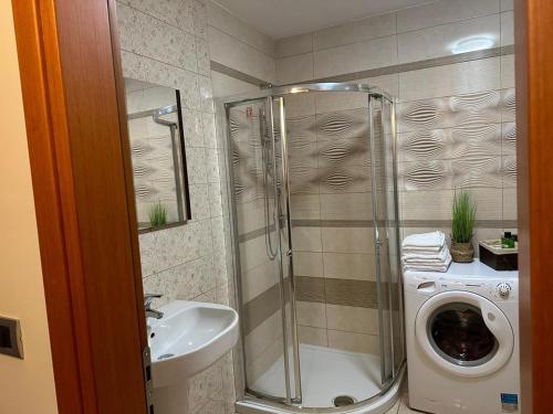 Ένα μπάνιο στο Luxury condo in Tirana