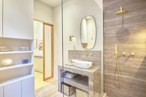 A bathroom at Apartment Le Marais by Studio prestige