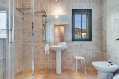 een badkamer met een wastafel, een toilet en een douche bij Residencial Las Candelarias 30 in Agaete
