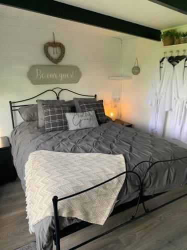 um quarto com uma cama com uma placa que diz que nasceu doce em Dolafon farm luxury glamping cabin with hot tub em St Asaph