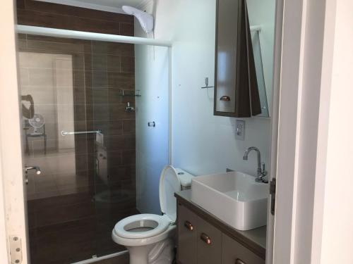 a bathroom with a toilet and a sink and a shower at Apt- Suíte - Quadra mar - Aeroporto/Beto Carreiro in Navegantes