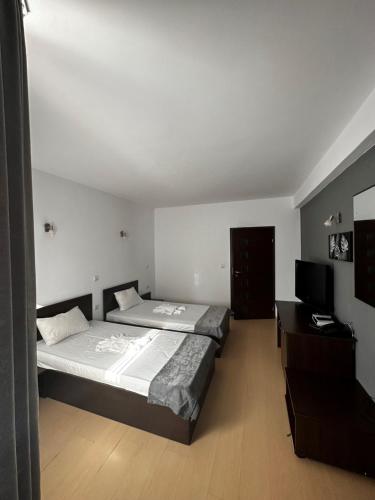 Llit o llits en una habitació de Хотел Костенец