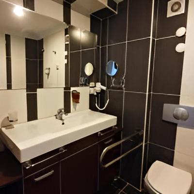 y baño con lavabo y aseo. en AFYTOS ÖREN BEACH PRESTİJ, en Burhaniye