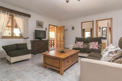 ein Wohnzimmer mit einem Sofa und einem Couchtisch in der Unterkunft Casa Rural Pili Mallorca in Felanitx