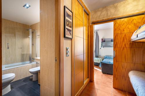 ein kleines Bad mit WC und Waschbecken in der Unterkunft Apartamento diseño a pie de pista in Monachil