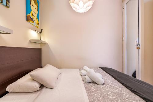 a bedroom with a bed with two pillows on it at Apartamento diseño a pie de pista in Monachil