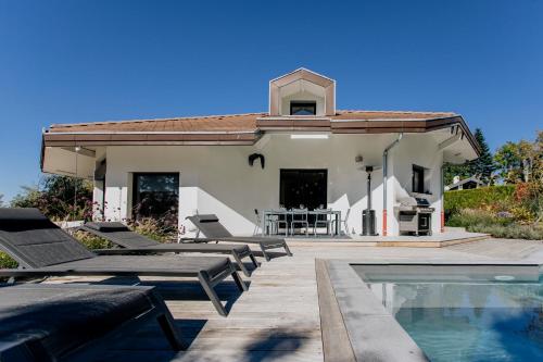 une villa avec piscine et une maison dans l'établissement Villa luxe, au calme avec piscine à 5min du lac, à Annecy