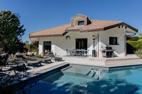 Villa du Pré Vernet - piscine, jardin, climatisation, proche lac