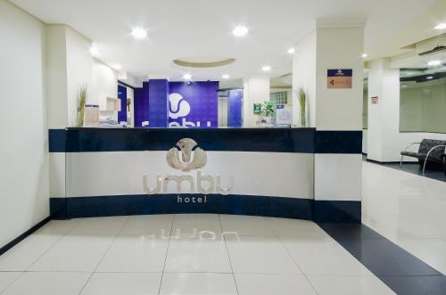 a lobby of a hotel with a sign on the wall at Umbu Hotel Porto Alegre - Centro Histórico - Prox Aeroporto 15min in Porto Alegre