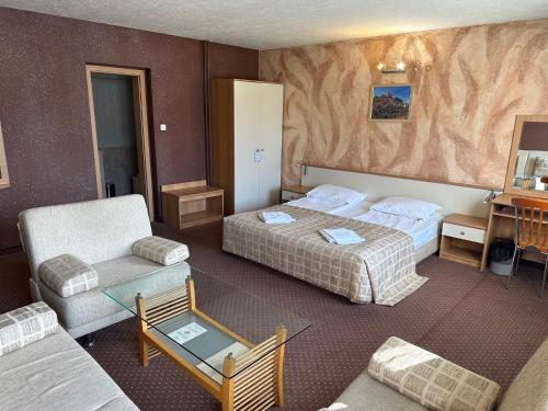ein Hotelzimmer mit 2 Betten und einem Tisch in der Unterkunft Hotel Brod - Free Parking in Sofia
