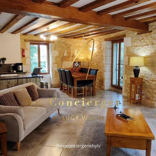 un salon avec un canapé et une table dans l'établissement Le Moulin du Fontcourt, à Chasseneuil-sur-Bonnieure