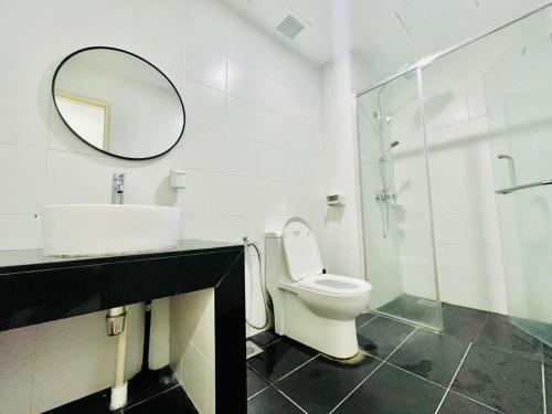 een badkamer met een toilet, een wastafel en een spiegel bij Kota Damansara 3BR for 1-12pax near IVF in Encorp in Petaling Jaya