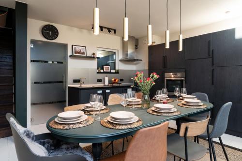 Dapur atau dapur kecil di Spacious & Chic House in Center