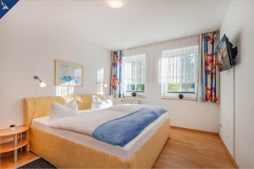 um quarto com uma cama grande num quarto em Apartment Seemöwe em Bansin
