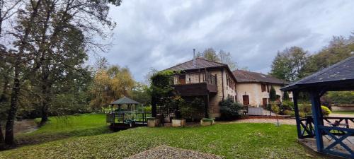une maison avec un kiosque dans une cour dans l'établissement Le Moulin du Fontcourt, à Chasseneuil-sur-Bonnieure