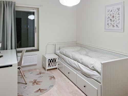 1 dormitorio con 1 cama con escritorio y silla en Room in Guest room - Room - 5 Min Walk Eurovision Hyllie en Malmö