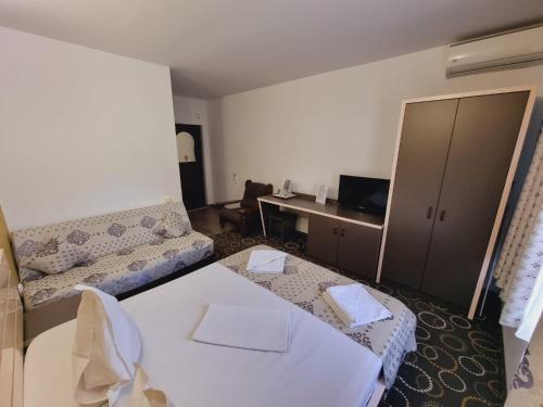 een hotelkamer met een bed en een bureau bij Vila Pretty Woman in Eforie Nord