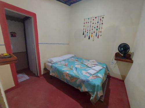 - une petite chambre avec un lit dans l'établissement Pousada Naturaly, à Serra Caiada