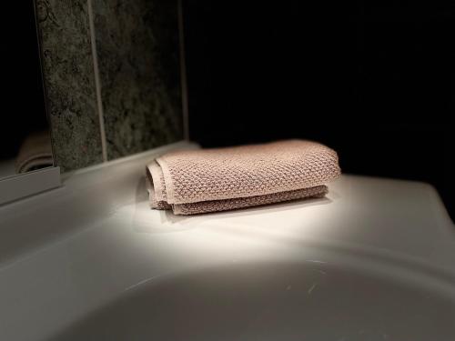 蘭代洛的住宿－The Cottage Inn，浴室水槽顶部的粉红色毛巾