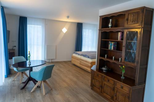 - une chambre avec un lit et une table dans l'établissement Amtsgerichts Blick, à Oppenheim