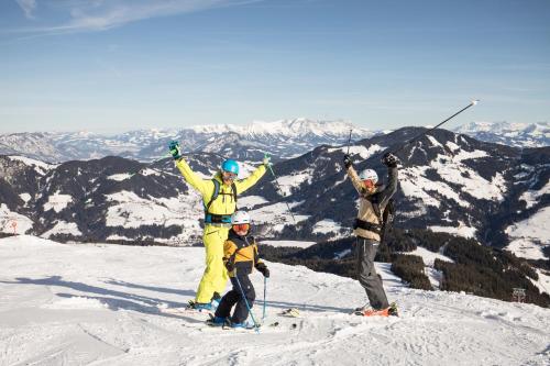 3 Personen stehen auf einem schneebedeckten Berg in der Unterkunft Hotel Pirchnerhof in Reith im Alpbachtal