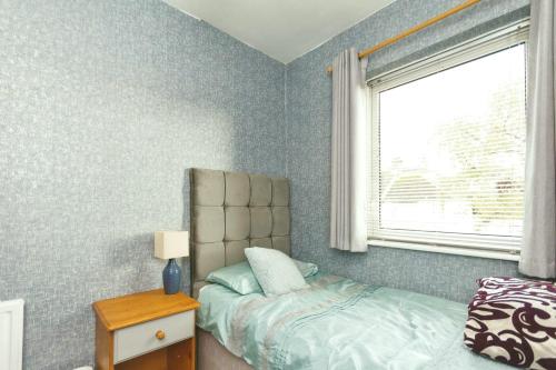 ein kleines Schlafzimmer mit einem Bett und einem Fenster in der Unterkunft Luxury Plan Gorret in Courmayeur in Courmayeur