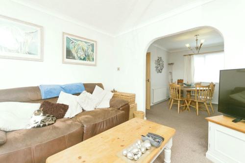 ein Wohnzimmer mit einem braunen Sofa und einem Tisch in der Unterkunft Luxury Plan Gorret in Courmayeur in Courmayeur